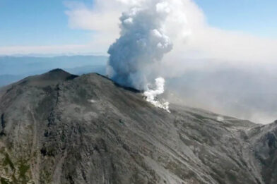 Japón eleva la alerta alrededor del volcán Tokachi tras un incremento de sismos