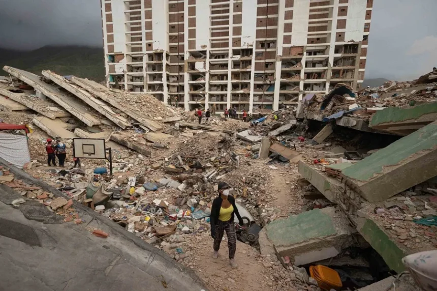 Venezuela demolerá 39 edificios dañados por los terremotos en La Guaira