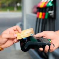 Estaciones de combustibles retoman amenaza de dejar de cobrar con tarjeta tras vencer plazos.