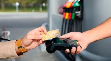 Estaciones de combustibles retoman amenaza de dejar de cobrar con tarjeta tras vencer plazos.
