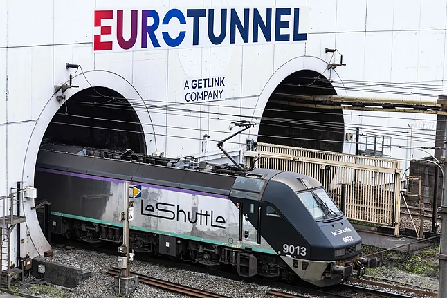 Al menos 19 heridos en un choque entre un minibús y un tren en el túnel del Canal de la Mancha