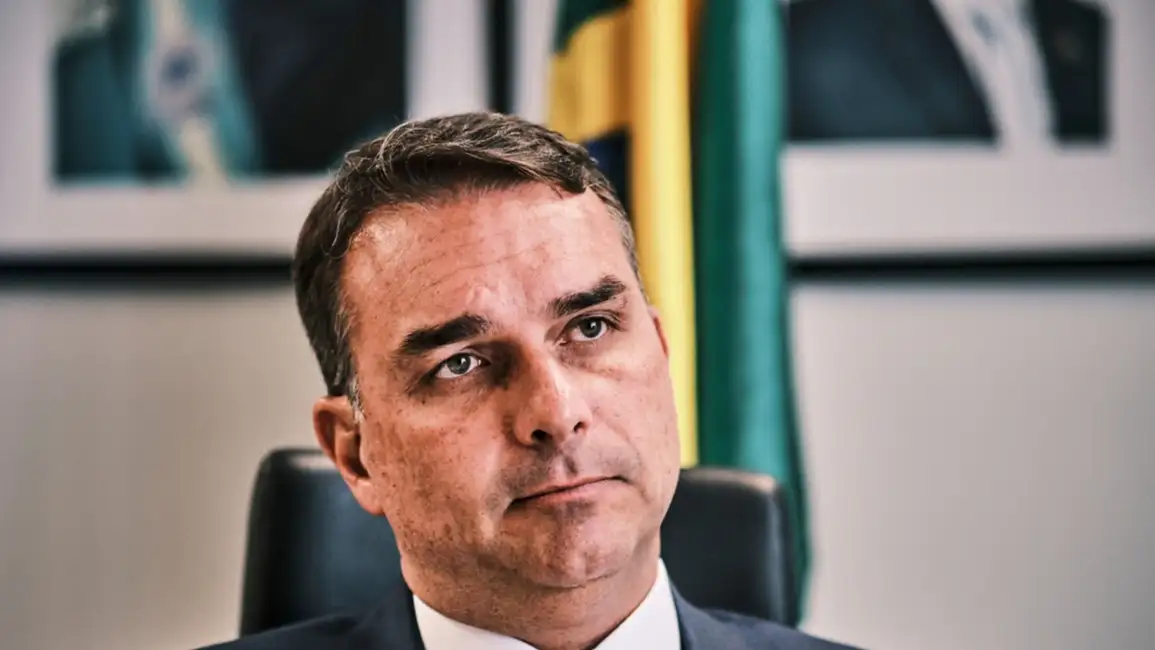 Protestan con cacerolazos contra Flávio Bolsonaro durante entrevista televisiva en Brasil