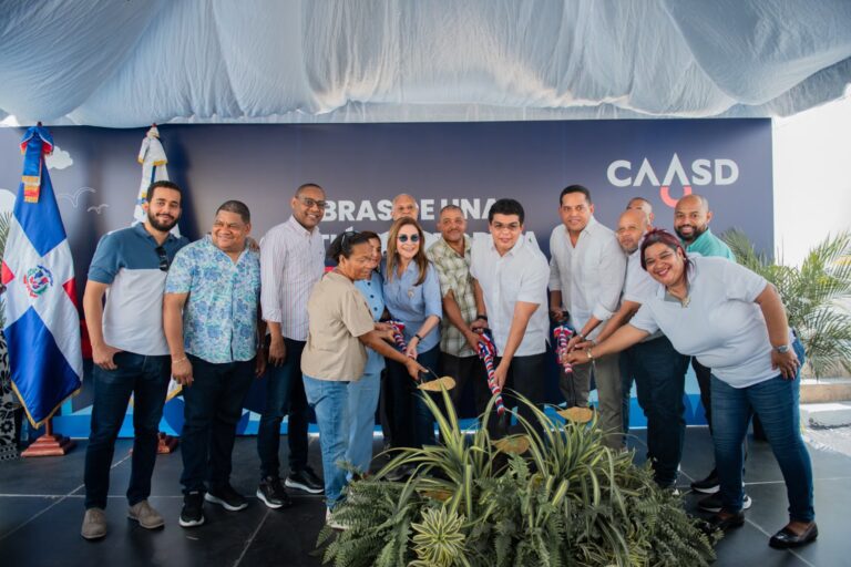 Fellito Suberví inicia saneamiento de cañada Santa Clara en Capotillo