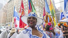 La lluvia no apaga la fiesta de la Hispanidad en Nueva York