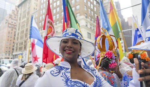 La lluvia no apaga la fiesta de la Hispanidad en Nueva York