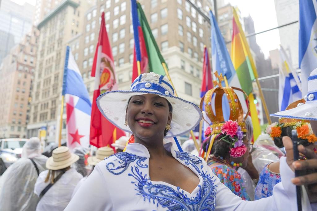 La lluvia no apaga la fiesta de la Hispanidad en Nueva York