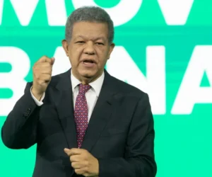 Leonel Fernández propone conectar Haina con el Cibao mediante un sistema ferroviario