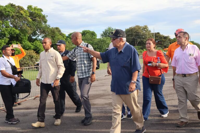 El presidente de Panamá visita una de las aéreas más afectadas por el terremoto