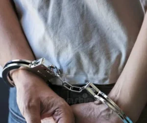 Menor de 12 años permanece bajo protección especial tras ingresar con arma a centro educativo en Azua