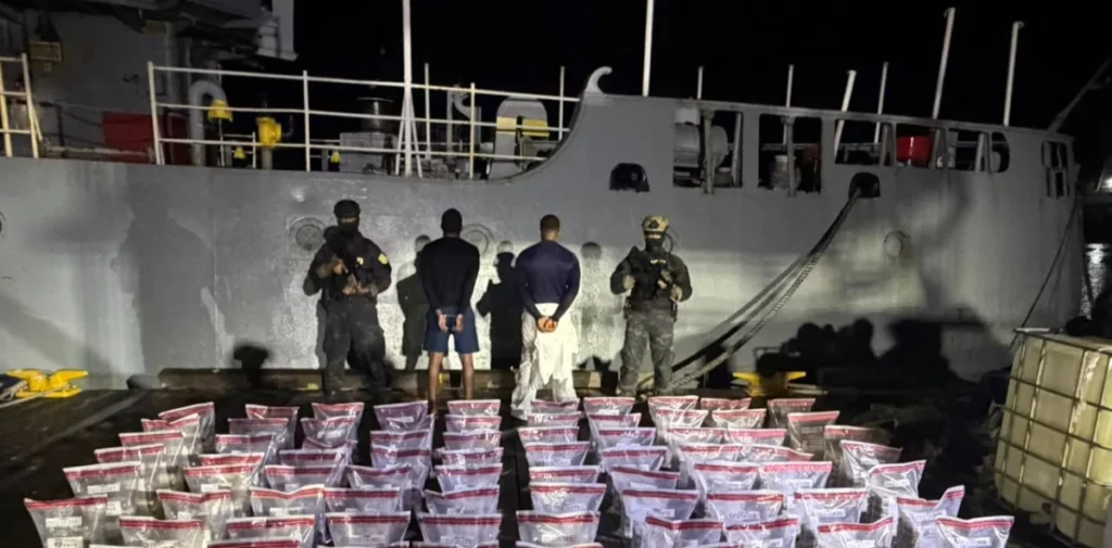 DNCD intercepta narcolancha Baní con 389 paquetes de presunta cocaína