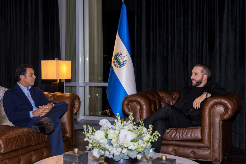 Saymon Díaz visita a Bukele para conversar sobre el nuevo Estadio Nacional de El Salvador
