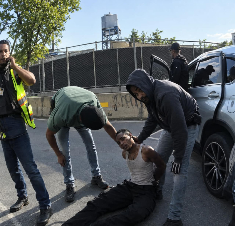 Dominicano herido por agente del ICE en Nueva York sigue detenido con una presunta bala alojada en el cuello