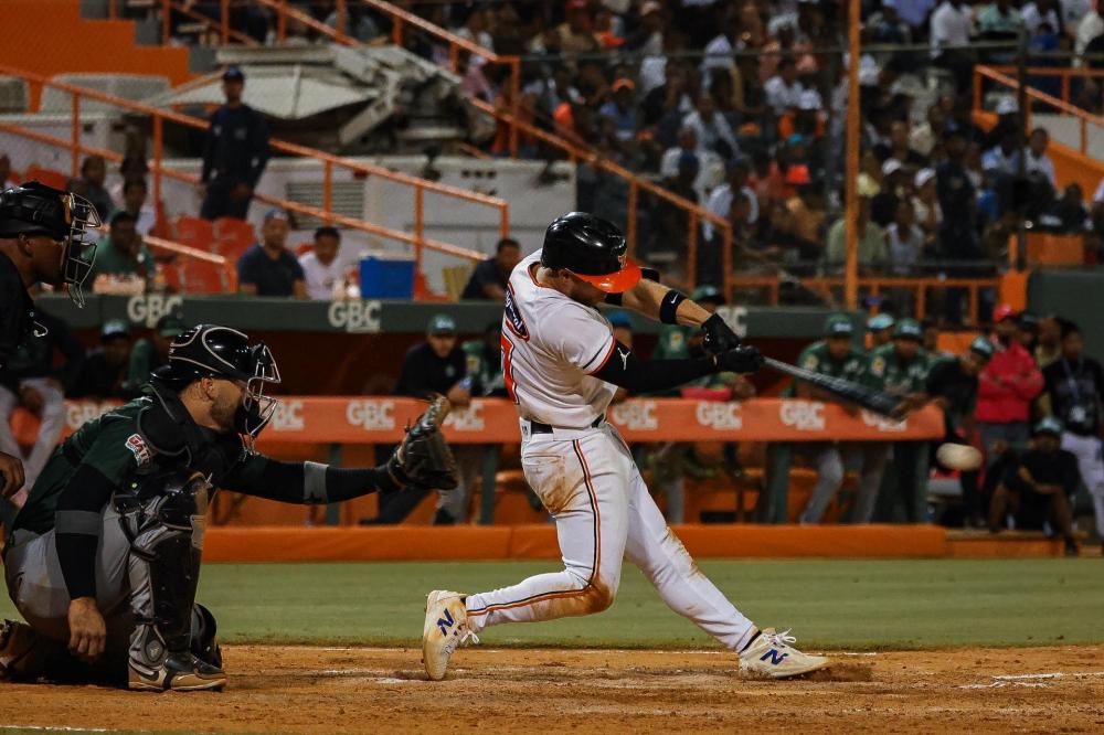Estrellas Orientales blanquean 11-0 a los Toros del Este en el inicio de la temporada