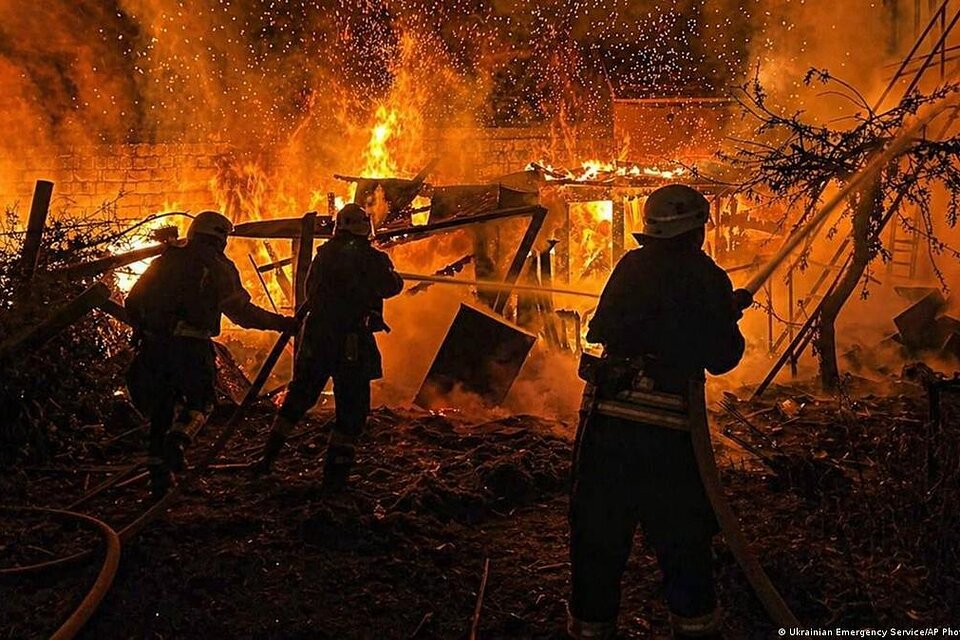 Ucrania ataca refinería rusa situada a 1,900 kilómetros de su frontera