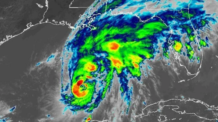 El huracán Isaías, de categoría 2, toca tierra en Florida