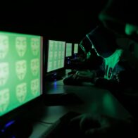 Un hombre fue condenado a prisión por usar IA y 10.000 bots para superar en streams a Taylor Swift