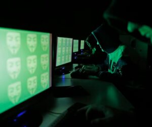 Un hombre fue condenado a prisión por usar IA y 10.000 bots para superar en streams a Taylor Swift