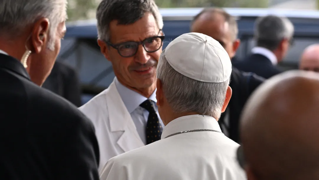 El cirujano que operó a León XIV dijo que “no hay motivos clínicos” para que el papa suspenda su gira por América Latina