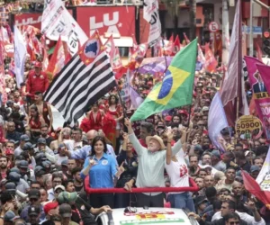 Lula y Bolsonaro se dan un baño de masas en São Paulo en la víspera a las elecciones