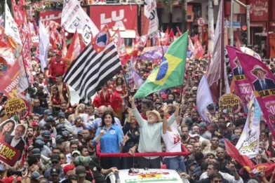 Lula y Bolsonaro se dan un baño de masas en São Paulo en la víspera a las elecciones