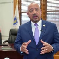 Brian DePeña asegura que no renunciará como alcalde de Lawrence pese a procesos penales