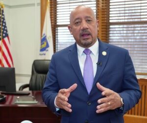 Brian DePeña asegura que no renunciará como alcalde de Lawrence pese a procesos penales