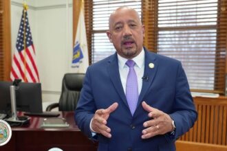 Brian DePeña asegura que no renunciará como alcalde de Lawrence pese a procesos penales