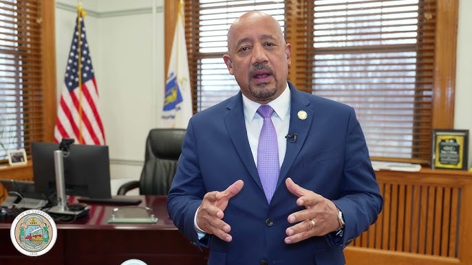 Brian DePeña asegura que no renunciará como alcalde de Lawrence pese a procesos penales