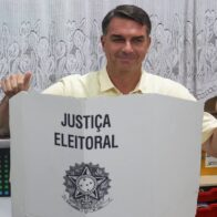 Flávio Bolsonaro asegura que Brasil “necesita un cambio” tras ejercer su voto