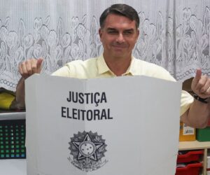 Flávio Bolsonaro asegura que Brasil “necesita un cambio” tras ejercer su voto