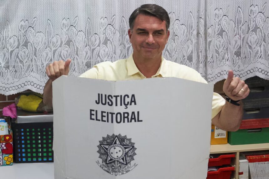 Flávio Bolsonaro asegura que Brasil “necesita un cambio” tras ejercer su voto