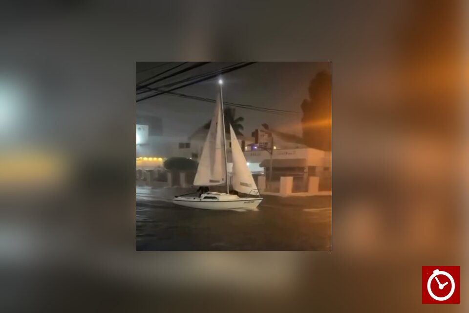 Hombre navega en velero por calle inundada en Santiago