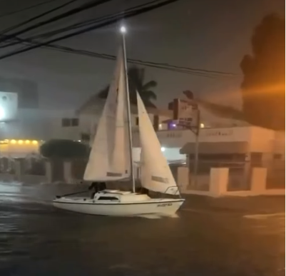 Hombre navega en velero por calle inundada en Santiago