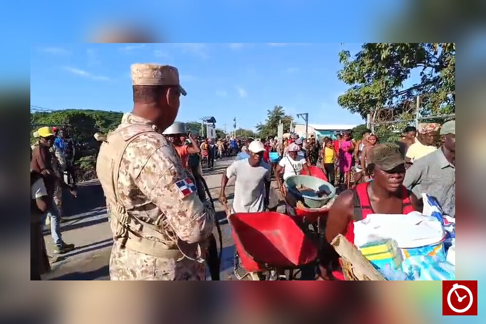 Refuerzan seguridad en el paso fronterizo de Dajabón ante cruce de miles de comerciantes haitianos al mercado fronterizo
