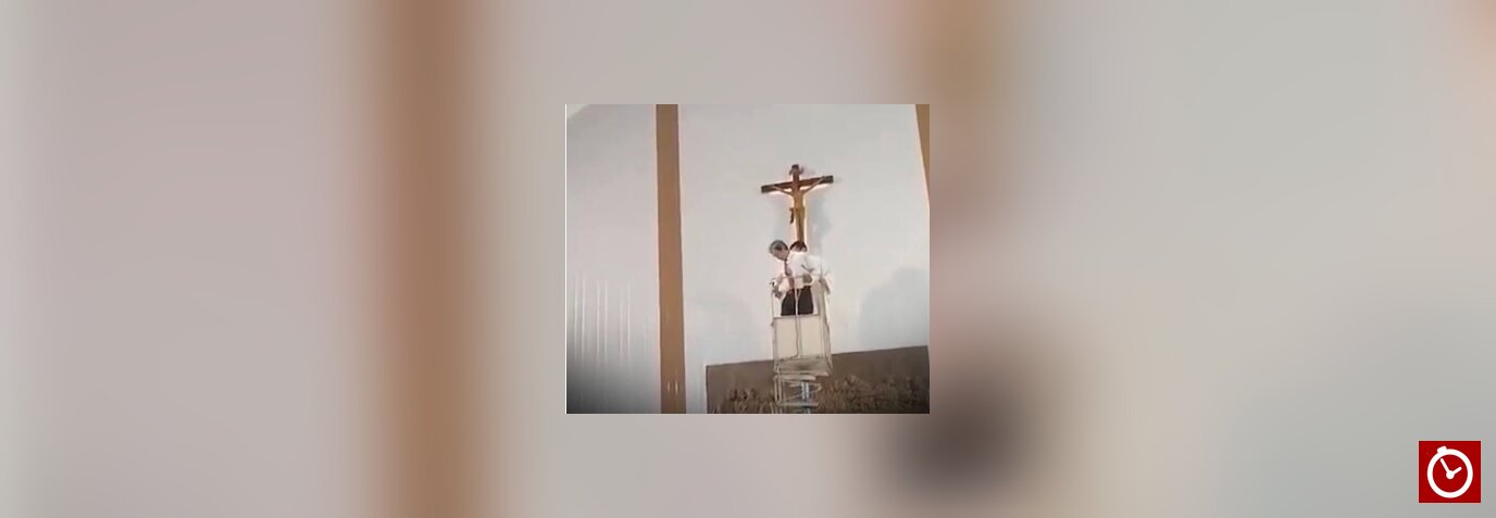 Reinstalan cruz que provocó la muerte de un sacerdote durante una misa en Ecuador