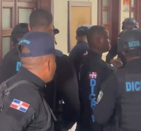 Familiares de Loyca Alvarado reciben a golpes al imputado por su muerte antes de audiencia