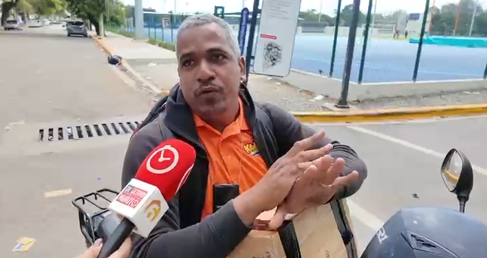 Puertas rotas y basura: así quedó el Centro Olímpico tras partido RD-Haití