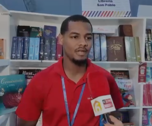 Según libreros jóvenes se interesan por libros de política durante la Feria del Libro