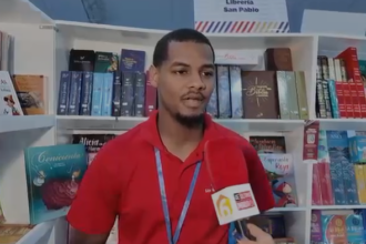 Según libreros jóvenes se interesan por libros de política durante la Feria del Libro