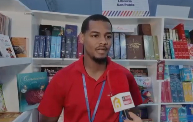 Según libreros jóvenes se interesan por libros de política durante la Feria del Libro