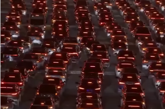 Semana Dorada en China provoca largas filas de vehículos y congestión en autopistas
