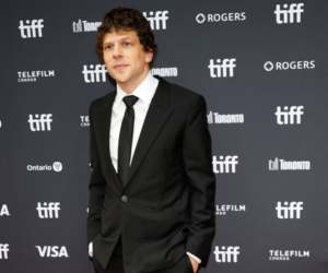 Jesse Eisenberg rechazó millones para volver como Mark Zuckerberg, según Aaron Sorkin: “Es exasperante”
