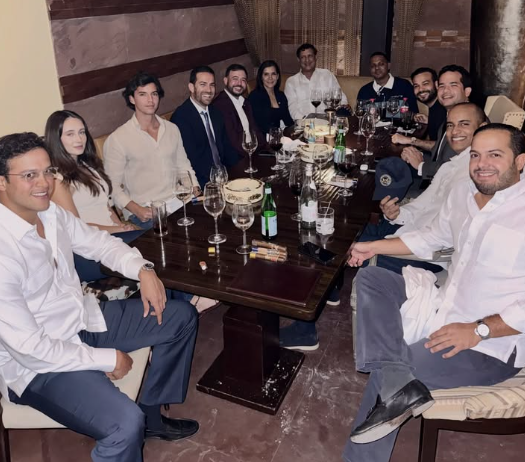 Santiago Matías comparte cena con figuras políticas, empresariales y diplomáticas