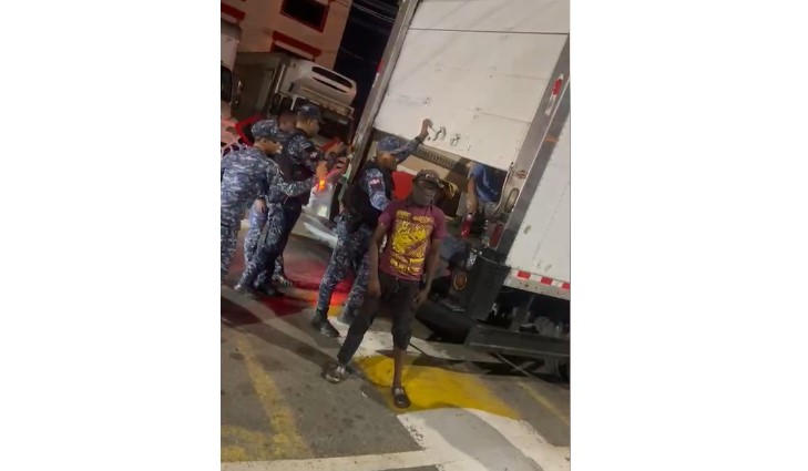 Policía detiene camión con 44 haitianos indocumentados en Villa Tapia