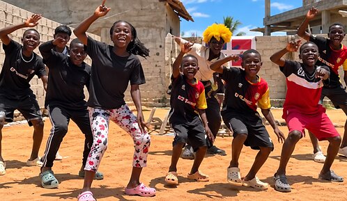 El merengue dominicano llega a África: Hypers Kids Africa baila «Moviendo la cadera»