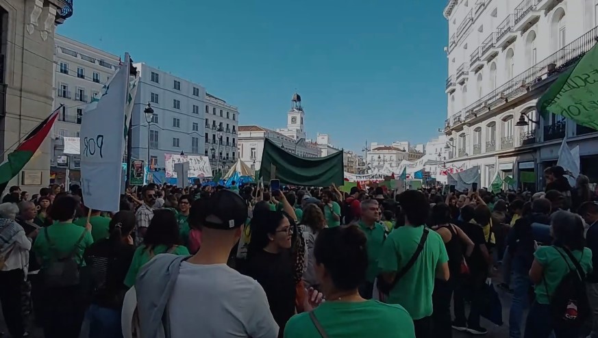 Profesores y estudiantes de izquierda realizan protesta educativa contra el Gobierno de Ayuso en Madrid