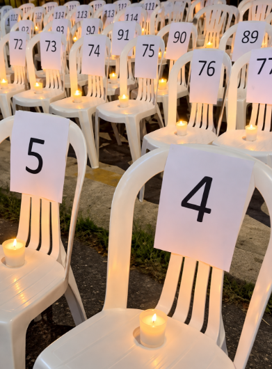 Con 236 sillas, familiares de víctimas del Jet Set exigen justicia