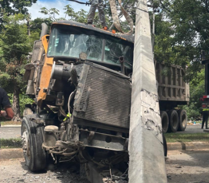 Camión volteo choca contra poste eléctrico y provoca fuerte congestión vehicular en Villa Mella