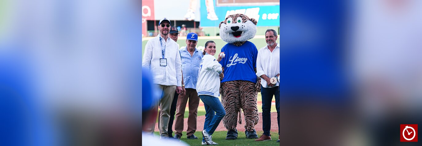 Embajadora de EE. UU. realiza lanzamiento de honor en partido de los Tigres del Licey