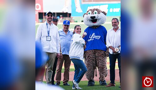 Embajadora de EE. UU. realiza lanzamiento de honor en partido de los Tigres del Licey